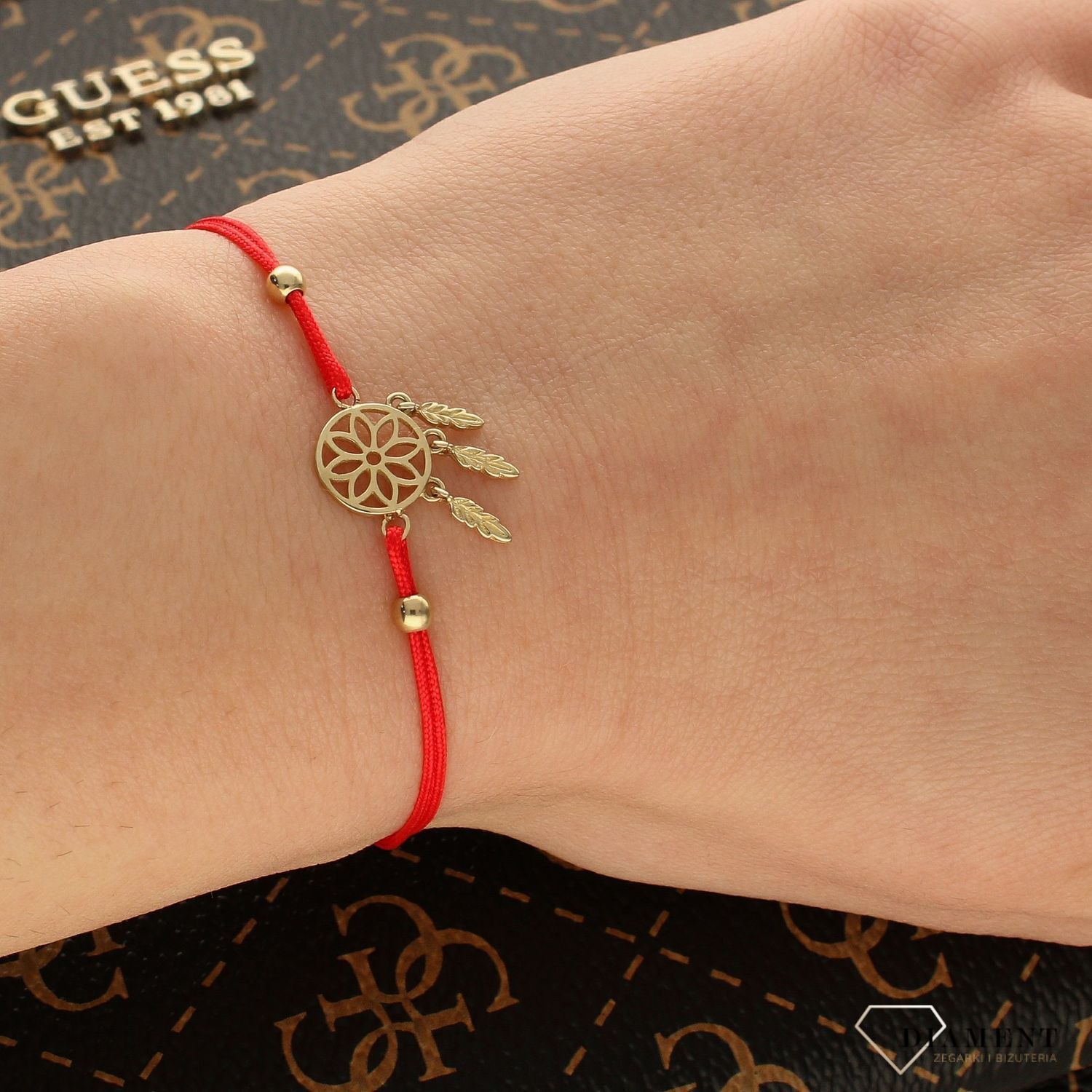 Złota bransoletka na czerwonym sznureczku łapacz snów BR 6612 (1).jpg